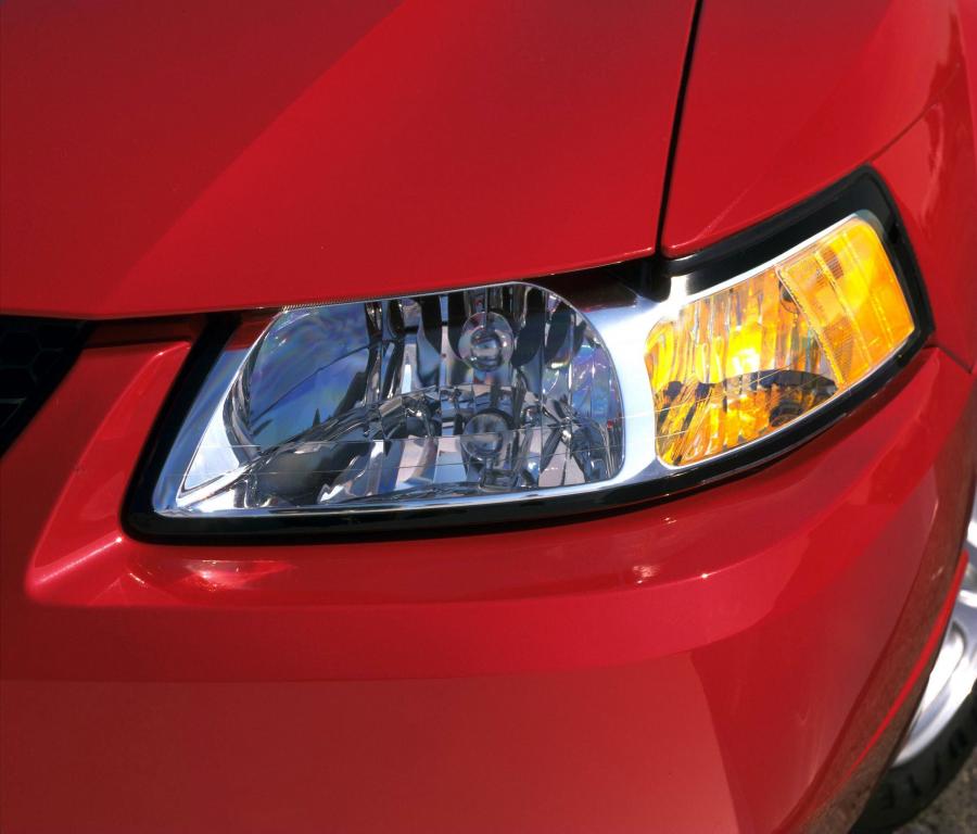 Детали экстерьера Ford Mustang GT Convertible 1999 года  (фото 25 из 74)
